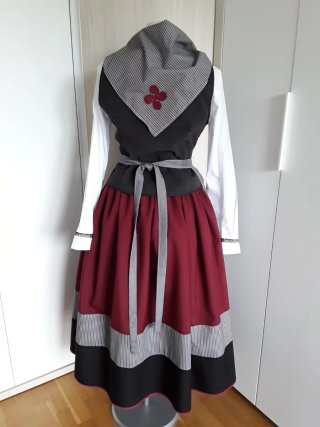TRAJE NESKA-BASERRITARRA "135 EUROS "
