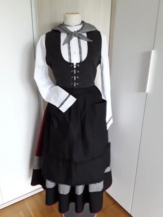 TRAJE NESKA-BASERRITARRA "135 EUROS "