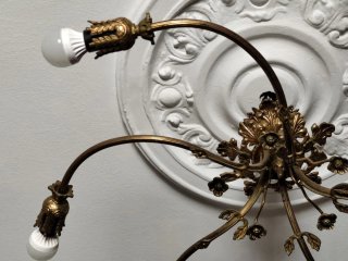 Lámpara araña metal dorado techo