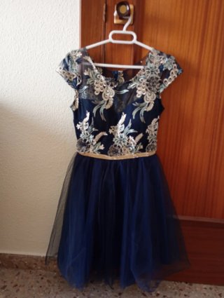 Vestido azul con detalles dorados
