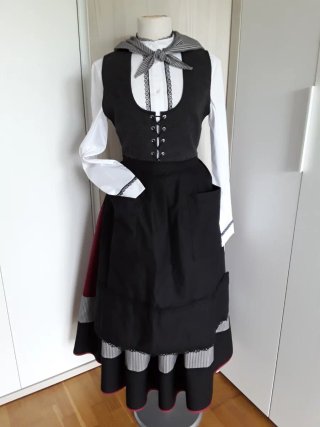 TRAJE NESKA-BASERRITARRA "135 EUROS "