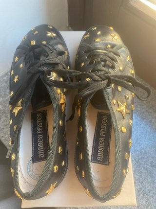 Sneakers vintage in pelle nere con borchie oro