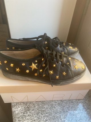 Sneakers vintage in pelle nere con borchie oro