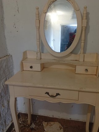 Tocador de madera con espejo ovalado