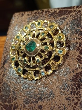 Antiguo broche isabelino oro y esmeraldas