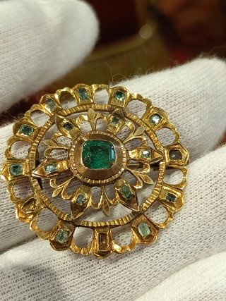Antiguo broche isabelino oro y esmeraldas