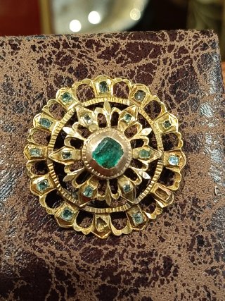 Antiguo broche isabelino oro y esmeraldas