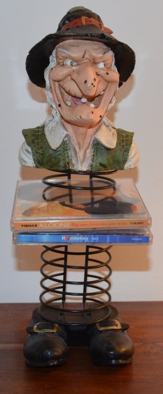Bruxa Porta CDs Metal e Plástico