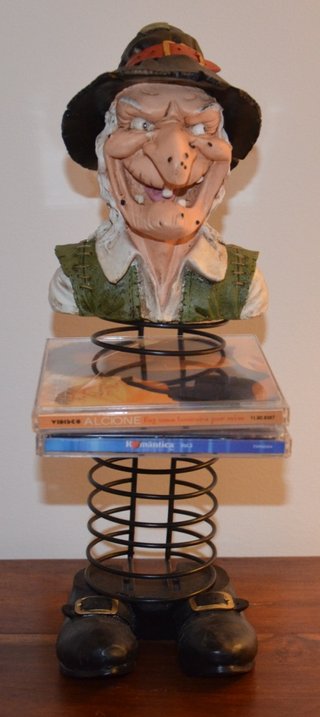 Bruxa Porta CDs Metal e Plástico
