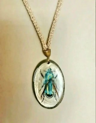 Collar con colgante de insecto