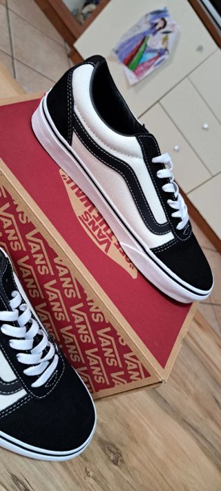 Scarpe Vans nere e bianche