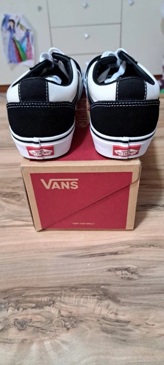 Scarpe Vans nere e bianche