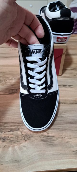 Scarpe Vans nere e bianche