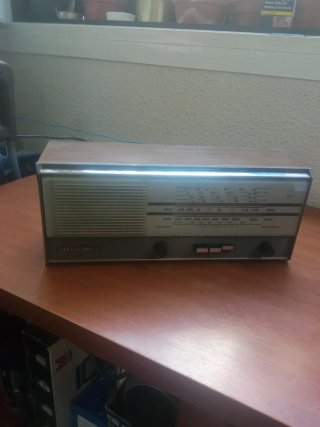 Radio Mivar antigua de válvulas .