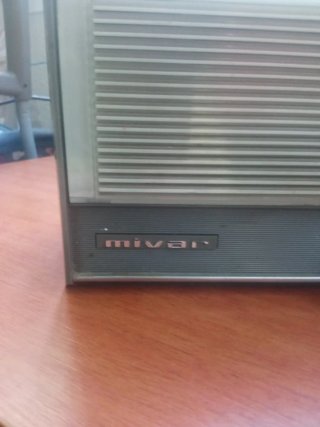Radio Mivar antigua de válvulas .