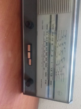 Radio Mivar antigua de válvulas .