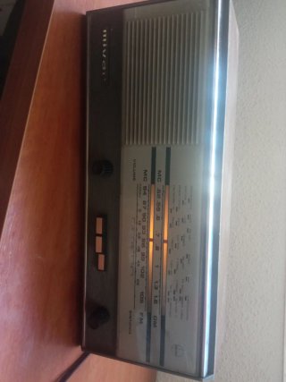 Radio Mivar antigua de válvulas .