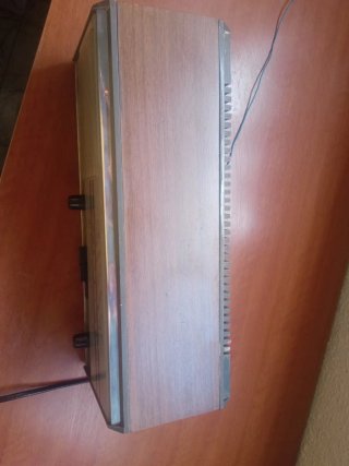 Radio Mivar antigua de válvulas .