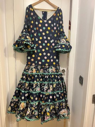 Traje de flamenca azul con lunares
