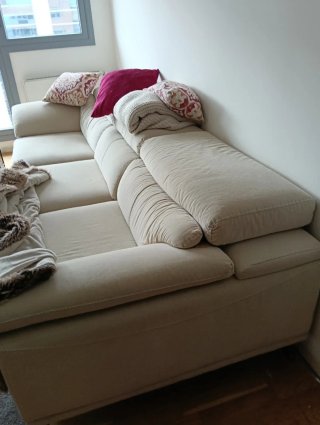 Divano a 4 posti beige e rosa