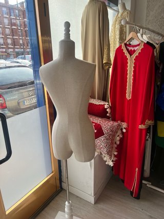 Maniquí de sastre beige