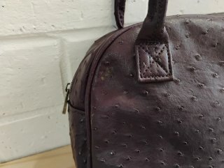 Bolso morado efecto piel de avestruz