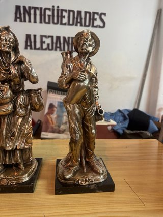 Figuras bañadas en plata