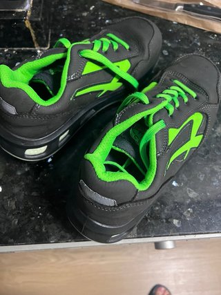 Zapatos de seguridad U-Power negros y verdes