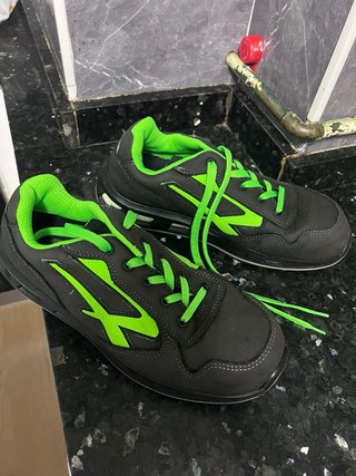 Zapatos de seguridad U-Power negros y verdes