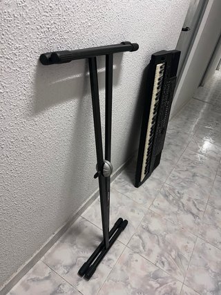 Teclado Yamaha PSR-510 con soporte.