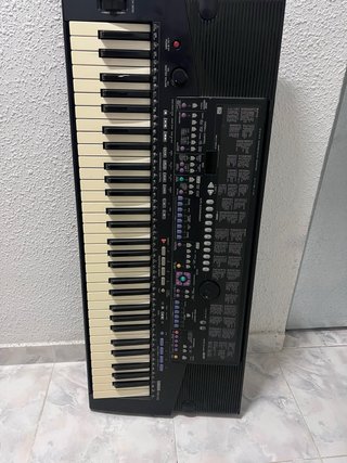 Teclado Yamaha PSR-510 con soporte.
