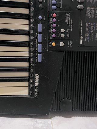 Teclado Yamaha PSR-510 con soporte.