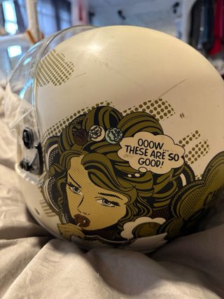 Casco de moto beige con visera