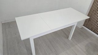 Mesa de comedor blanca de madera