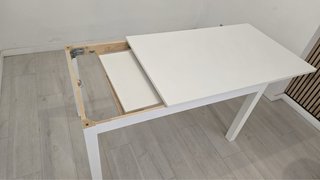 Mesa de comedor blanca de madera