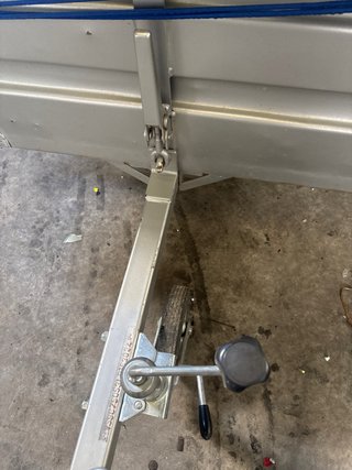 Remolque metálico con lona marca covasa