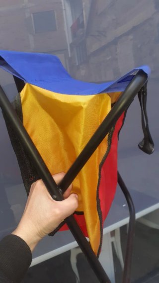 Silleta plegable camping azul y amarilla