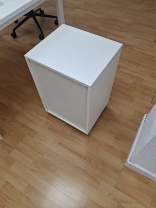Cajonera metálica blanca con ruedas