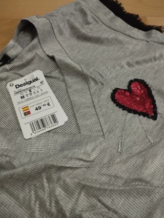 Camiseta Desigual gris con corazón rojo