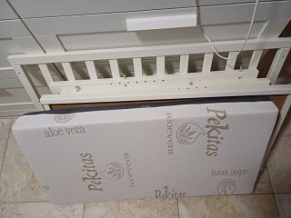 Cuna de bebé blanca con colchón y sábanas nuevas