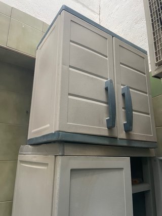 Armario de plástico blanco y gris
