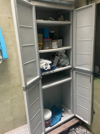 Armario de plástico blanco y gris