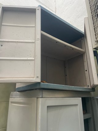 Armario de plástico blanco y gris