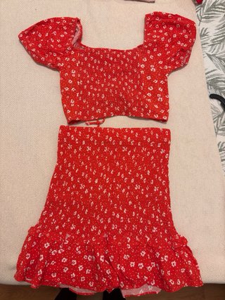 Conjunto top y falda floral rojo