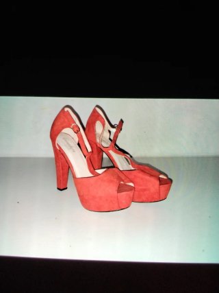 Zapatos de tacón rojos y naranjas