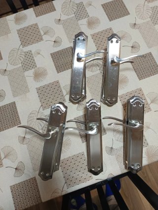 Manetas de puerta plateadas