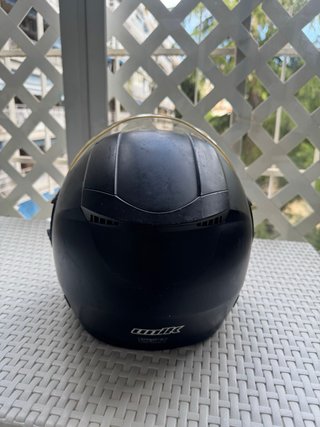 Casco de moto negro con visera