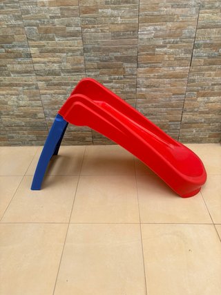 Tobogán infantil rojo y azul
