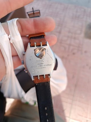 Reloj Swatch Plata y Marrón