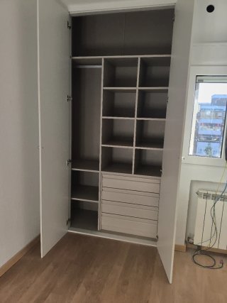 Carpintero montaje de puertas armario parquet